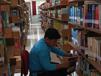 Kerja Bakti Rutin Setiap Jumat di UPA Perpustakaan UNTAD