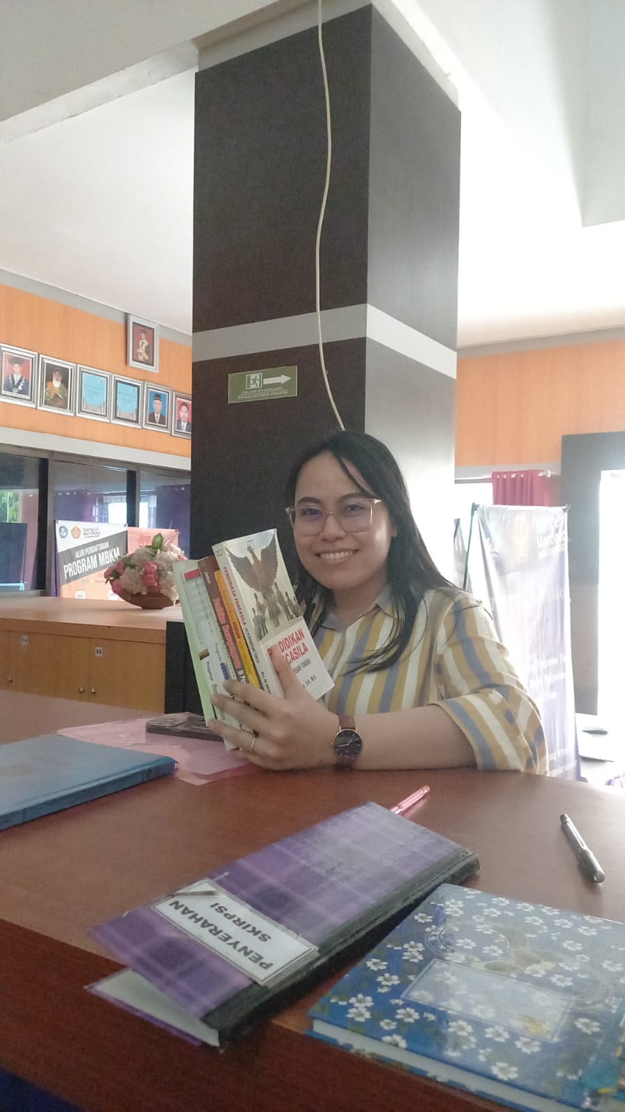 Mahasiswi Alumni Pascasarjana Untad Menyumbang 7 Buku pada UPA Perpustakaan Untad.