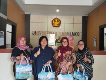 UPA Perpustakaan Untad Terima Penyerahan Buku dari Polda Sulawesi Tengah