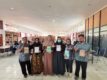Prof. Wahyuningsih, SE., M.Sc., Ph.D (Penulis/ Dekan FEB Untad) Menyerahkan Tiga Karya Tulisnya kepada UPA Perpustakaan Universitas Tadulako